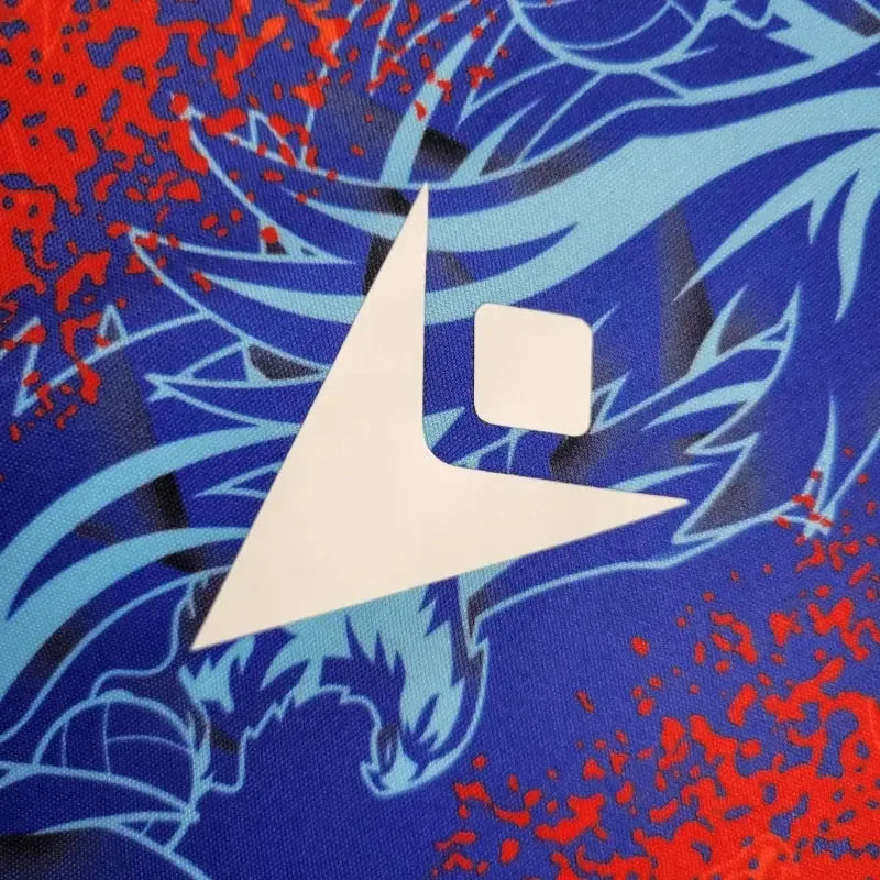 "Camisa Crystal Palace Home 24/25 - Torcedor Masculina Vermelha e Azul - Netmantos"