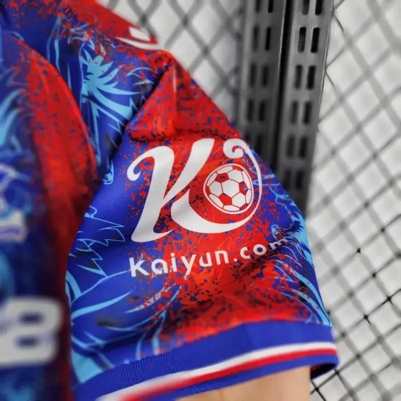 "Camisa Crystal Palace Home 24/25 - Torcedor Masculina Vermelha e Azul - Netmantos"