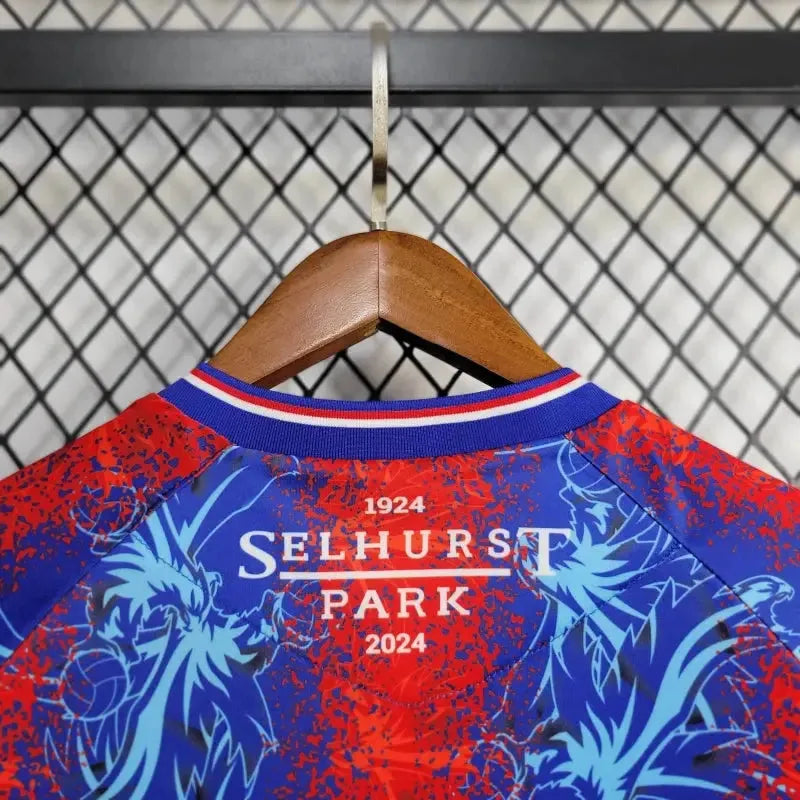 "Camisa Crystal Palace Home 24/25 - Torcedor Masculina Vermelha e Azul - Netmantos"