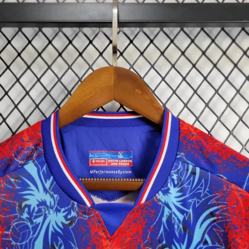 "Camisa Crystal Palace Home 24/25 - Torcedor Masculina Vermelha e Azul - Netmantos"