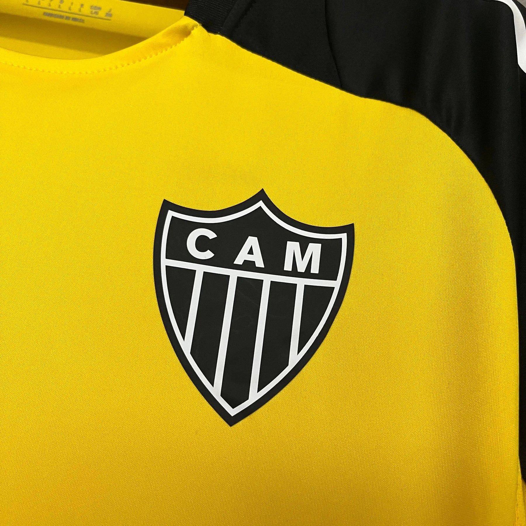"Camisa Atlético Mineiro Treino 25/26 - Torcedor Masculina Amarela + Patrocínios - Netmantos"