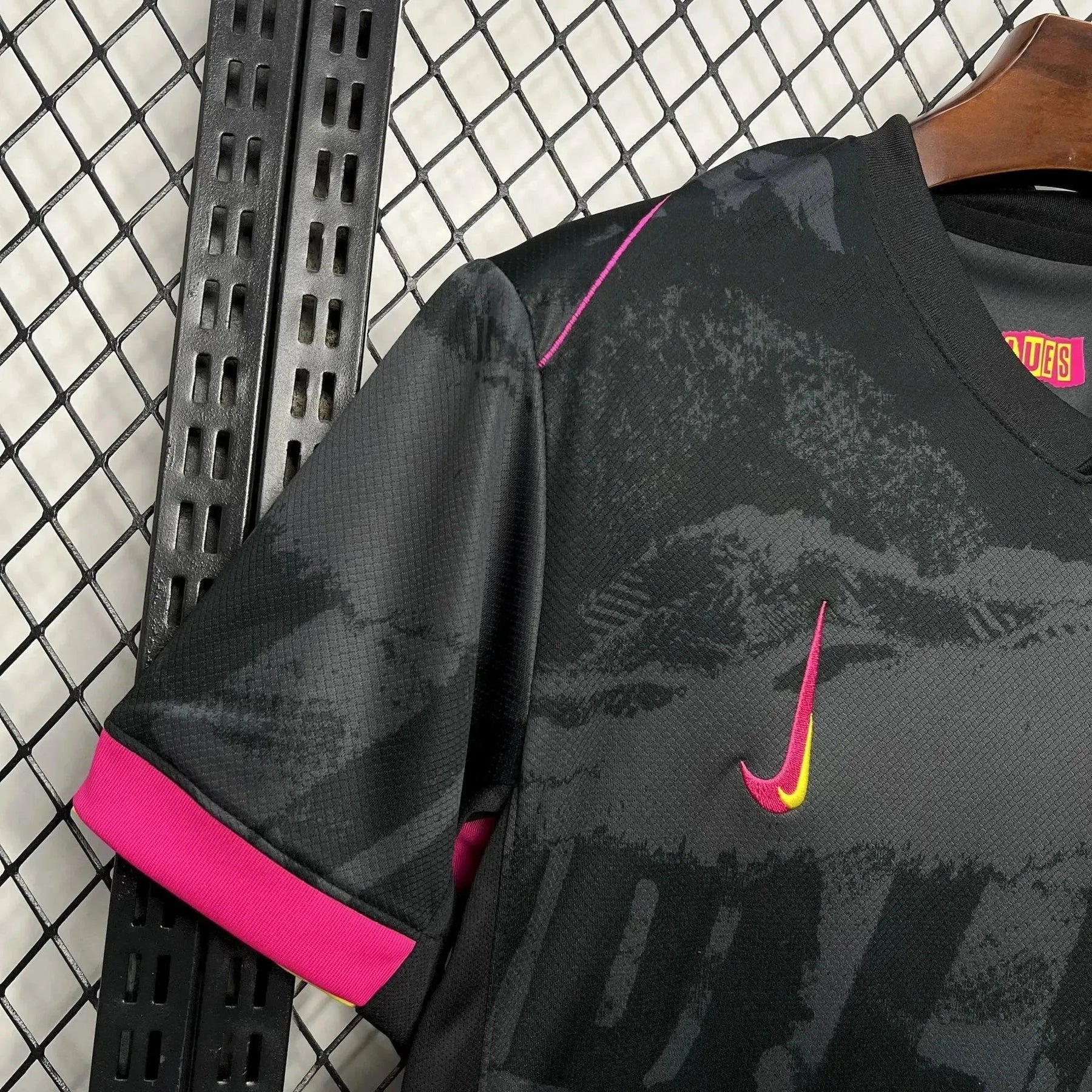 "Camisa Chelsea Third Away 24/25 - Torcedor Masculina Preta e Rosa - Netmantos"