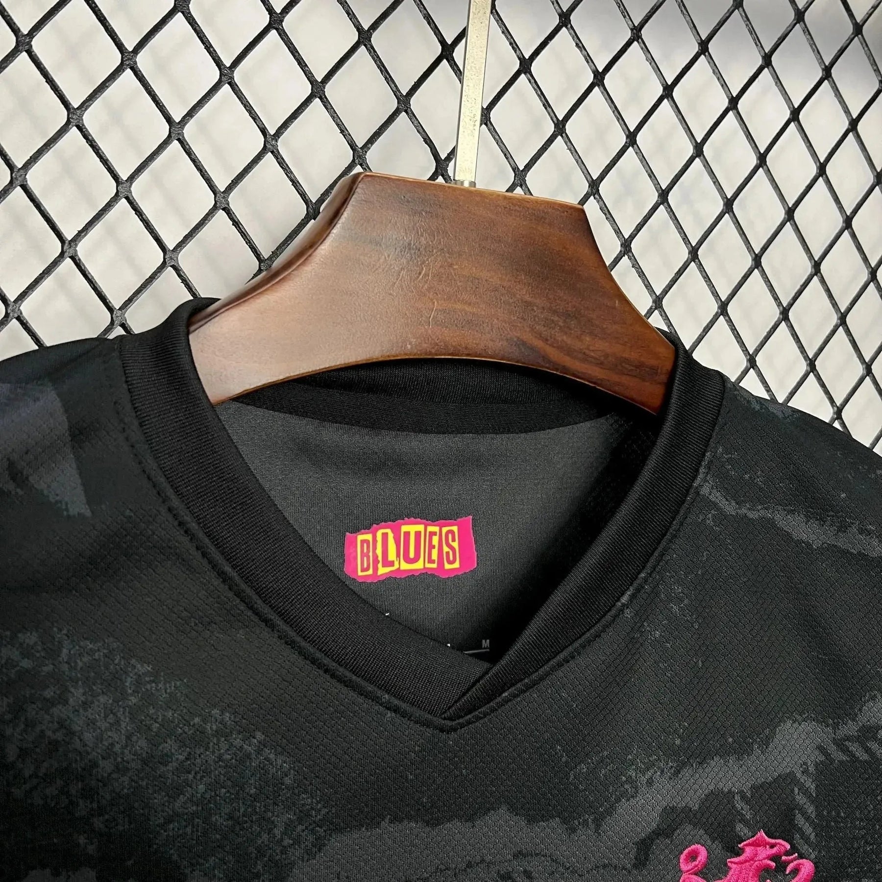 "Camisa Chelsea Third Away 24/25 - Torcedor Masculina Preta e Rosa - Netmantos"