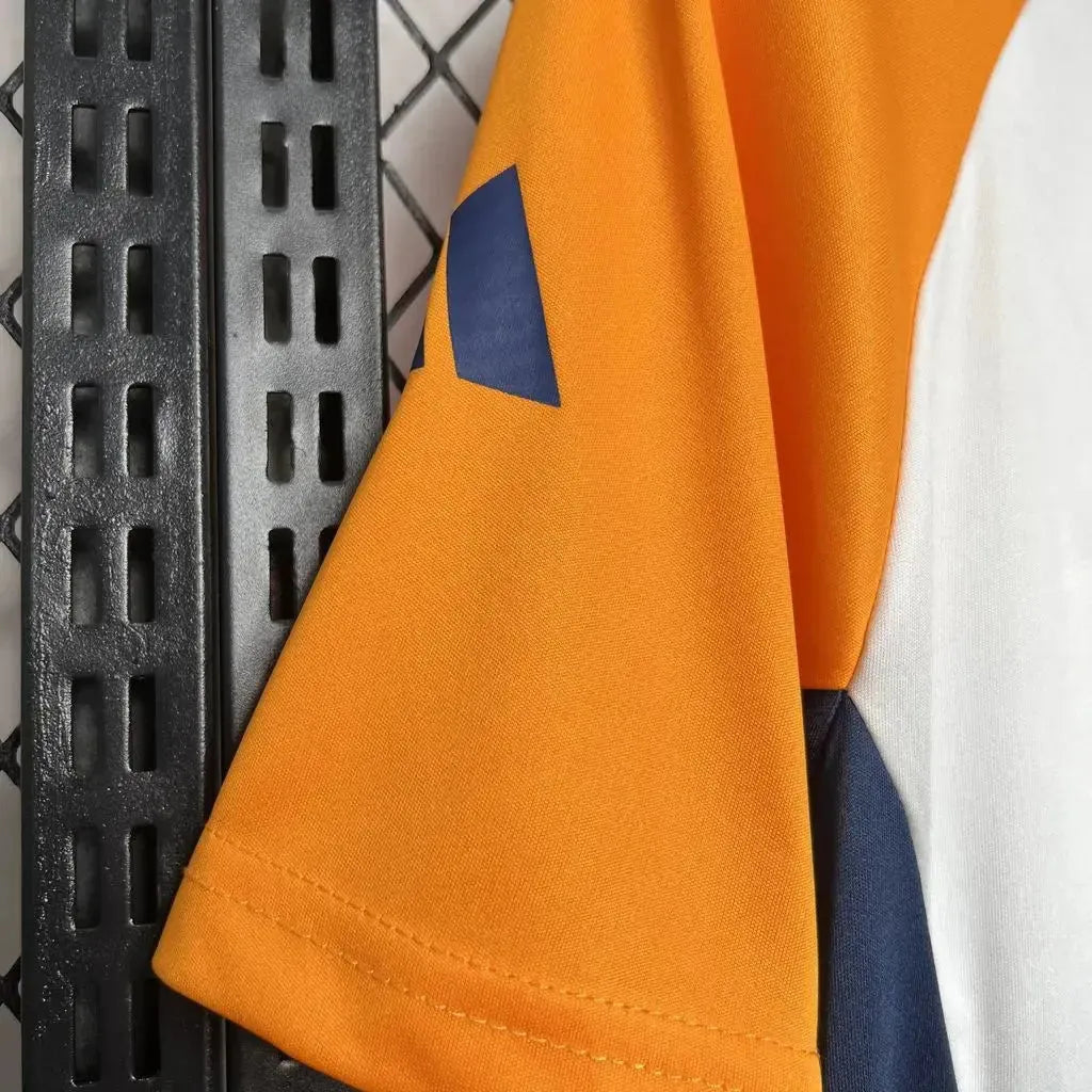 "Camisa Real Madrid Treino 24/25 - Torcedor Masculina Branca e Laranja - Netmantos"