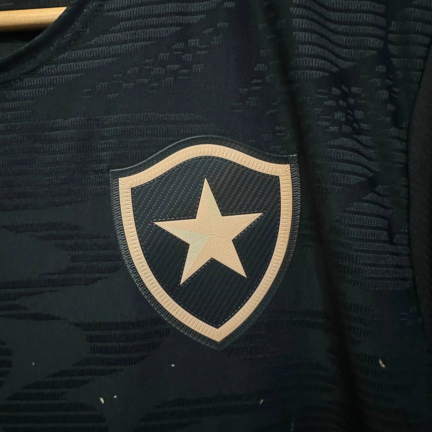 "Camisa Bota Fogo Away 24/25 - Torcedor Masculina Preta e Dourada + Patrocínios - Netmantos"