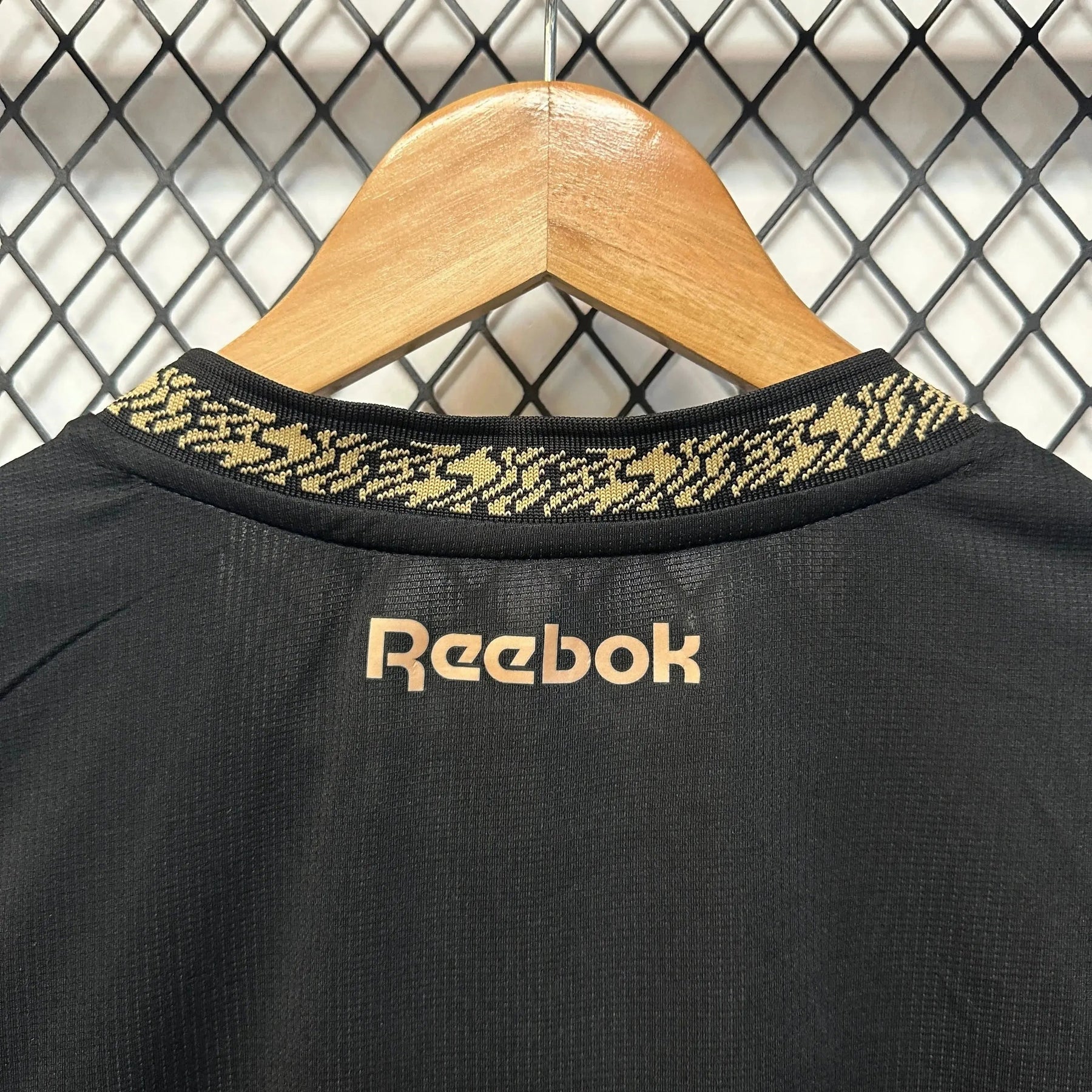 "Camisa Bota Fogo Away 24/25 - Torcedor Masculina Preta e Dourada + Patrocínios - Netmantos"