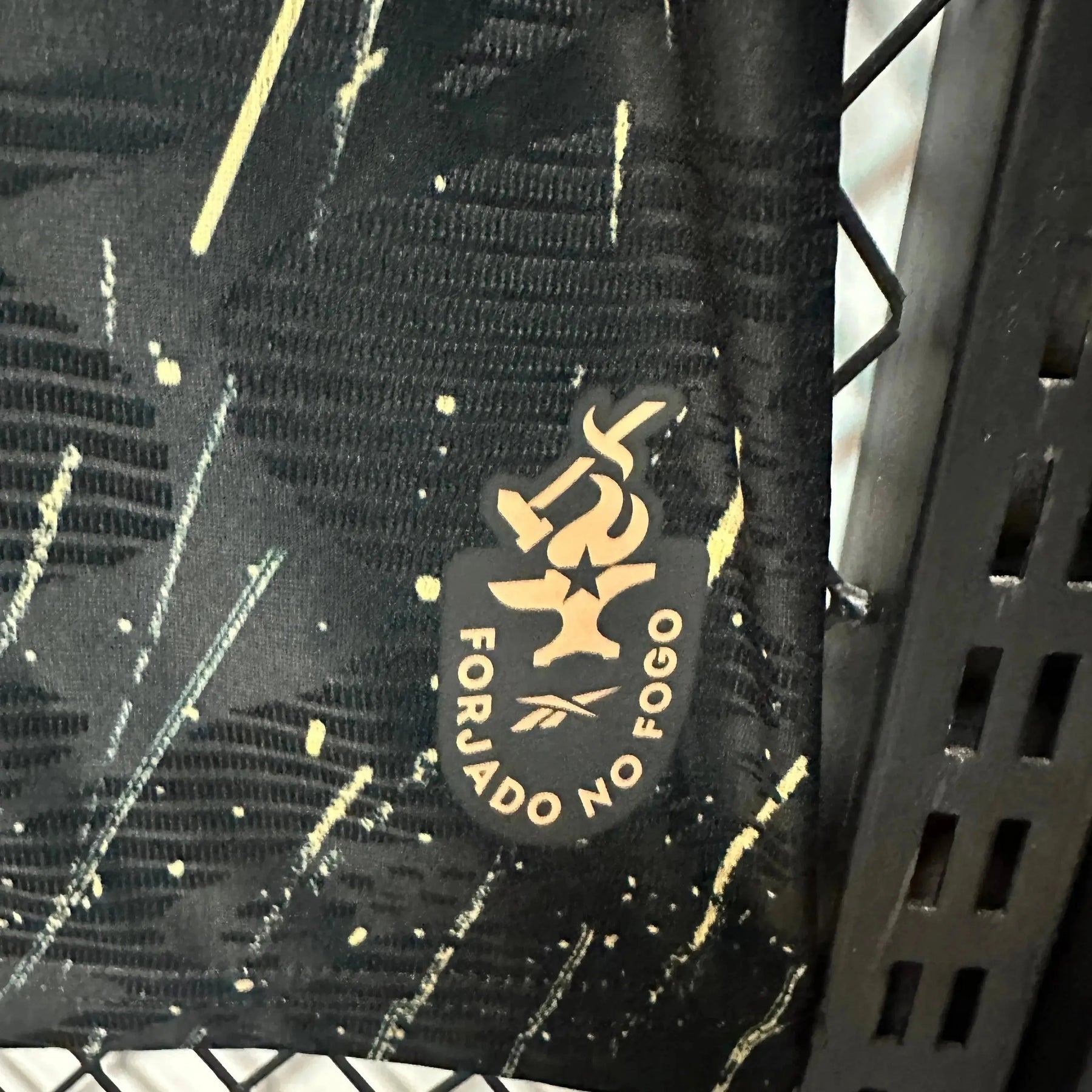 "Camisa Bota Fogo Away 24/25 - Torcedor Masculina Preta e Dourada + Patrocínios - Netmantos"