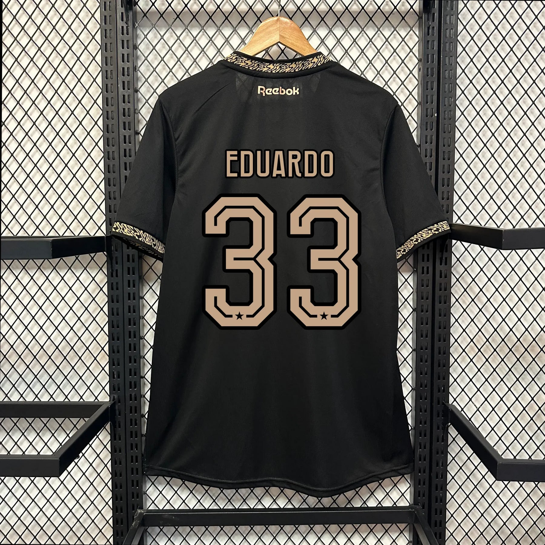 "Camisa Bota Fogo Away 24/25 - Torcedor Masculina Preta e Dourada + Patrocínios - Netmantos"