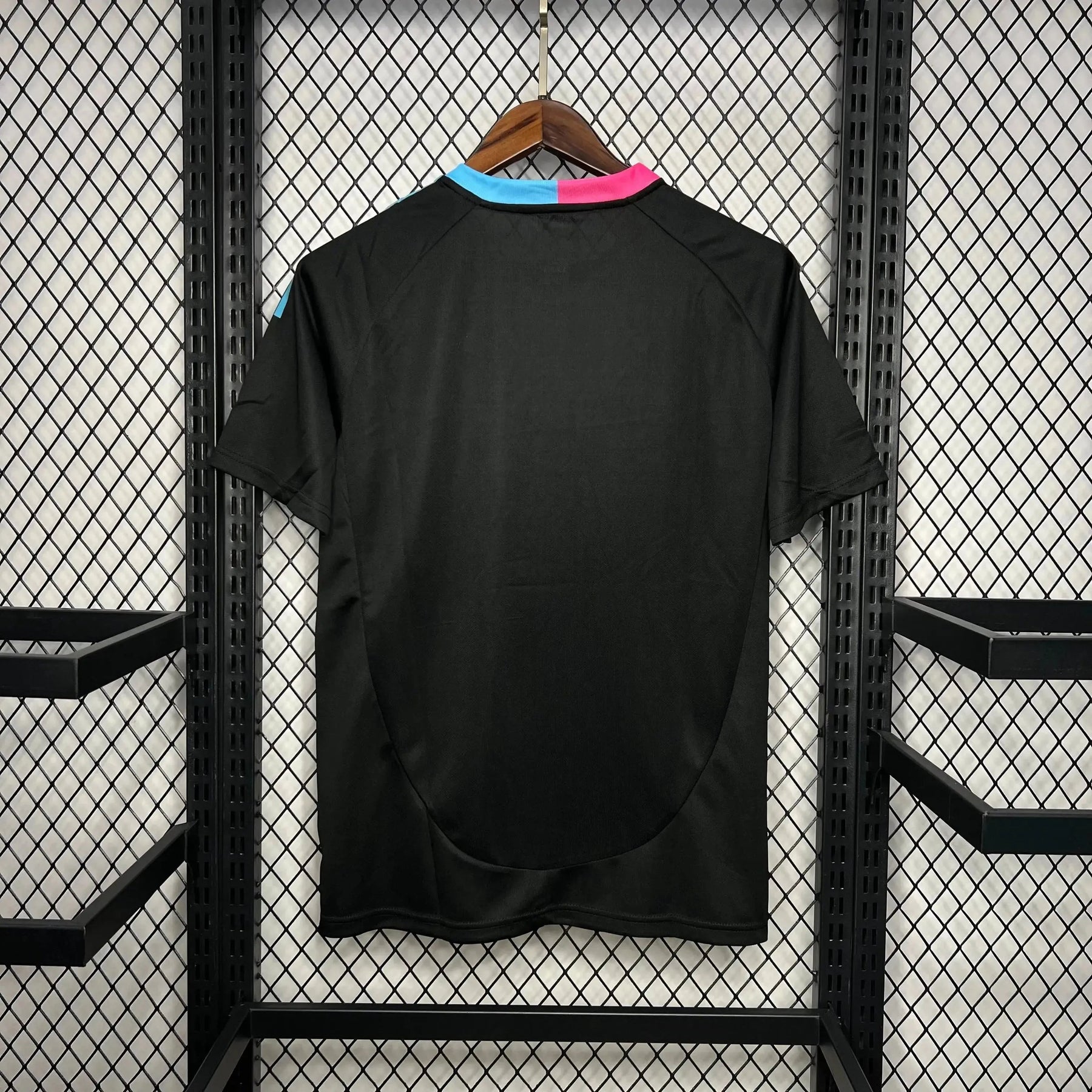 "Camisa Inter Miami Edição Especial 24/25 - Torcedor Masculina Preta, Azul e Rosa - Netmantos"