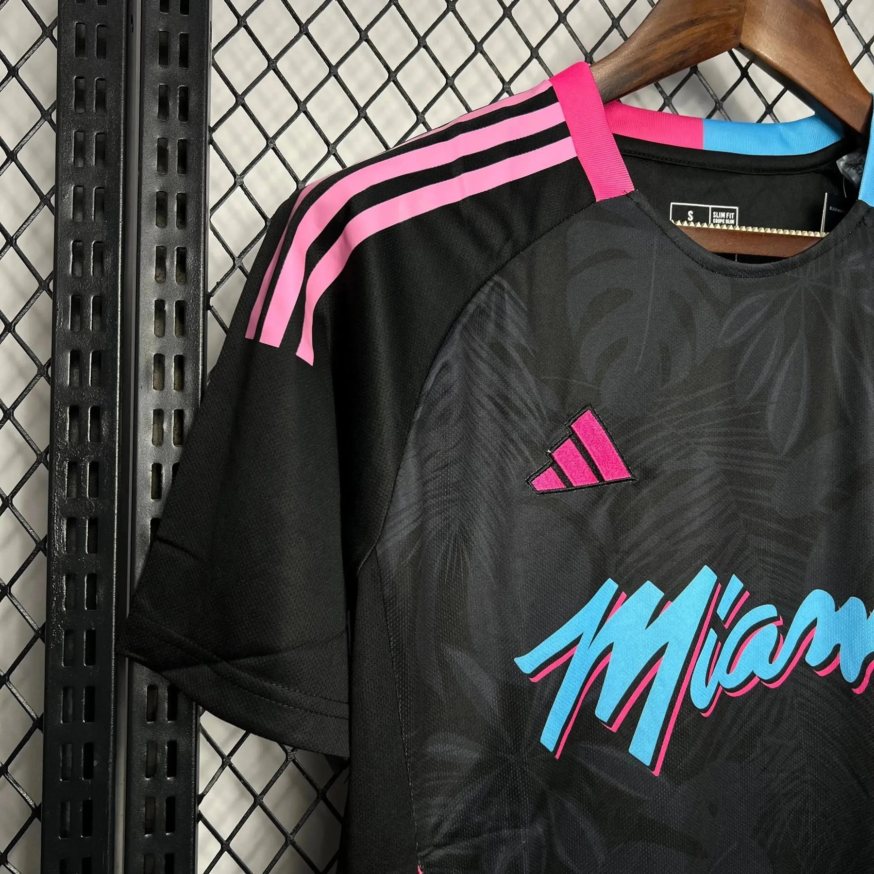 "Camisa Inter Miami Edição Especial 24/25 - Torcedor Masculina Preta, Azul e Rosa - Netmantos"