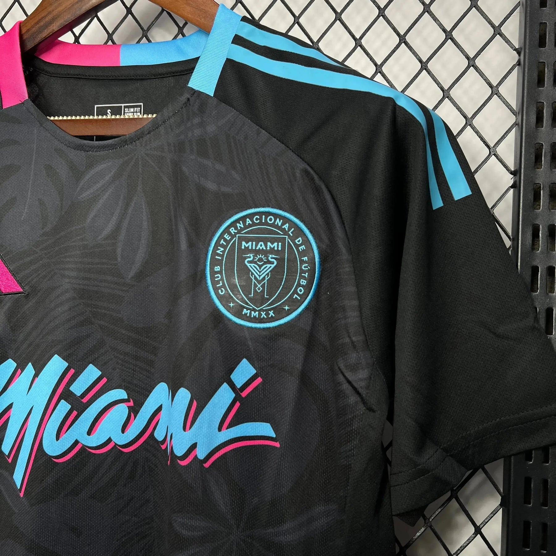 "Camisa Inter Miami Edição Especial 24/25 - Torcedor Masculina Preta, Azul e Rosa - Netmantos"