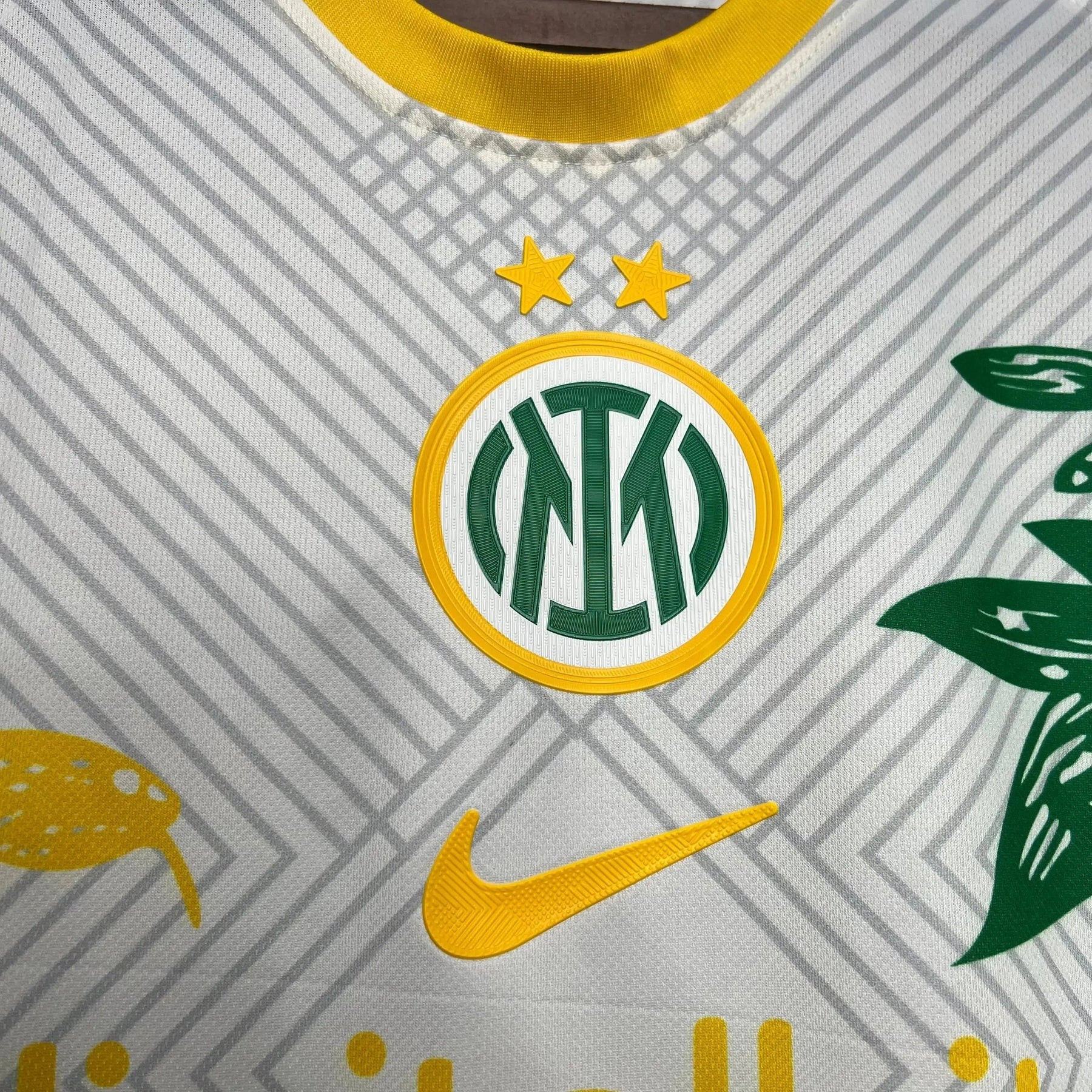 "Camisa Inter de Milão Edição Especial 24/25 - Torcedor Masculina Dragão Branca e Amarela - Netmantos"