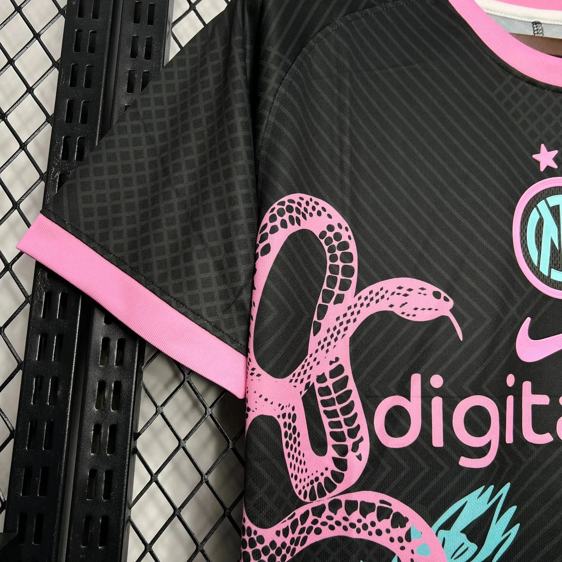 "Camisa Inter de Milão Edição Especial 24/25 - Torcedor Masculina Dragão Preta e Rosa - Netmantos"