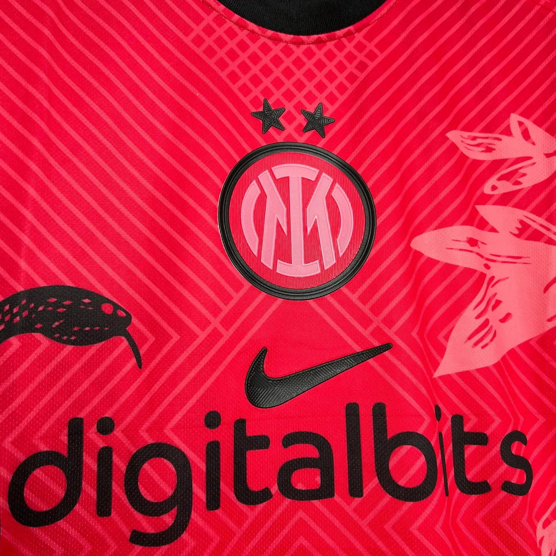 "Camisa Inter de Milão Edição Especial 24/25 - Torcedor Masculina Dragão Rosa/Vermelha - Netmantos"