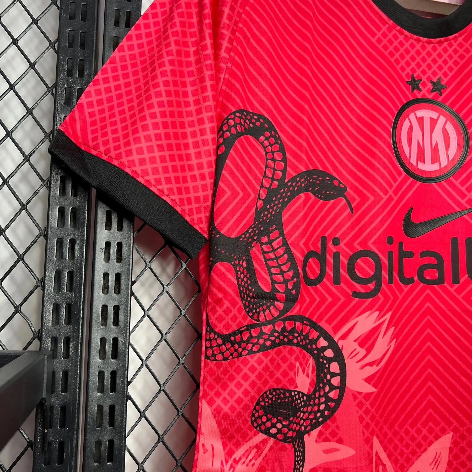 "Camisa Inter de Milão Edição Especial 24/25 - Torcedor Masculina Dragão Rosa/Vermelha - Netmantos"