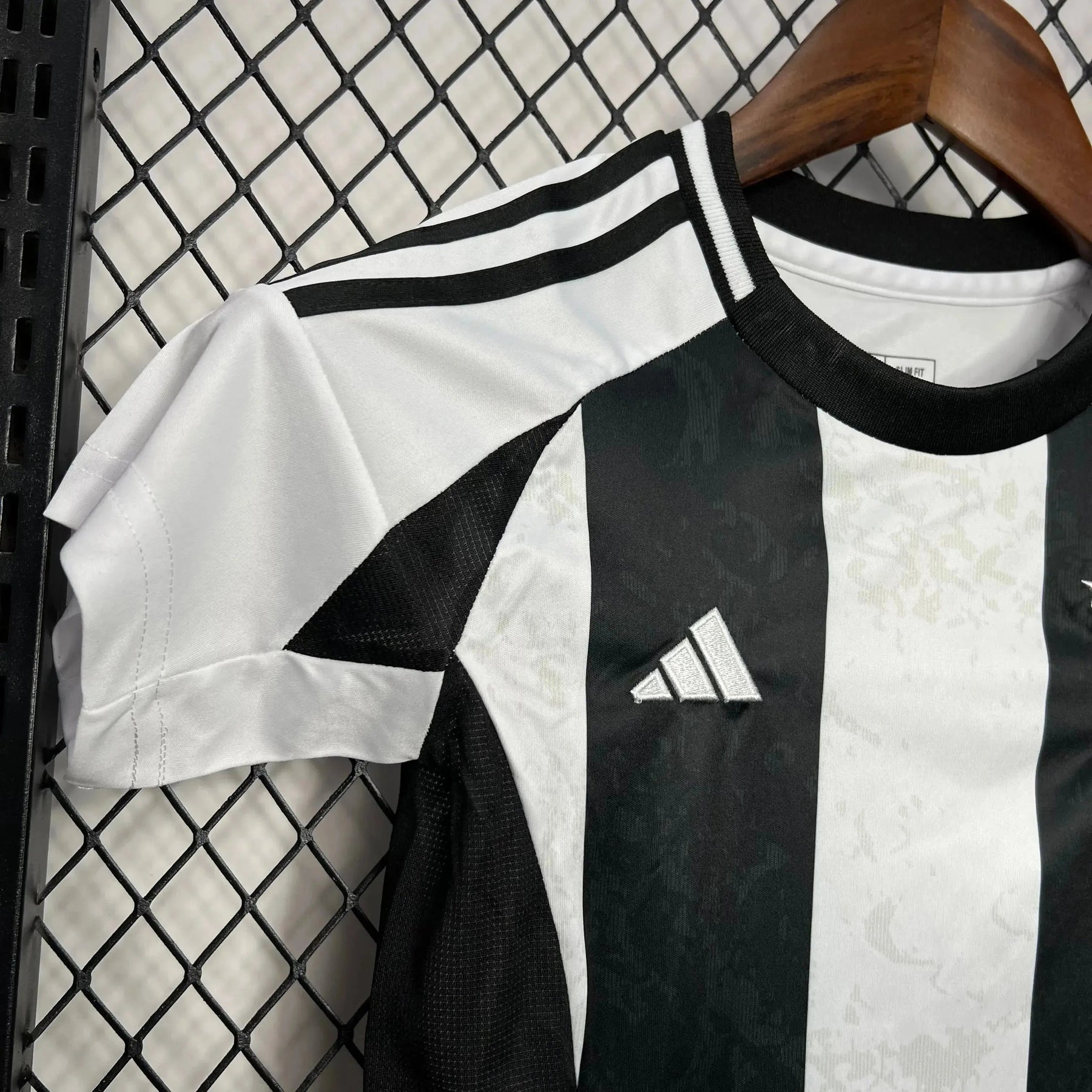 "Camisa Juventus Home 24/25 - Torcedor Infantil Preta e Branca - Netmantos"