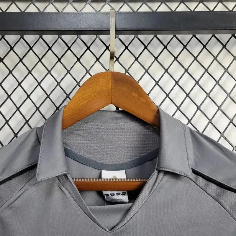 "Camisa Real Madrid Retrô Away II 2005/06 - Torcedor Masculina Cinza - Netmantos"