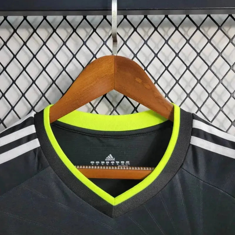 "Camisa Real Madrid Away Retrô 2010/11 - Torcedor Masculina Preta e Verde Manga Longa - Netmantos"