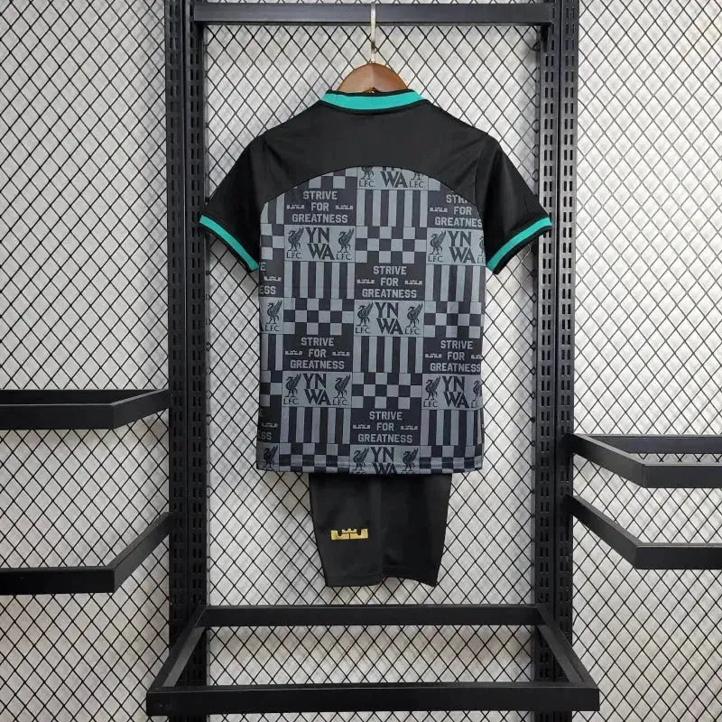 "Camisa Liverpool x Lebron James 24/25 - Torcedor Infantil Preta e Dourada - Netmantos"