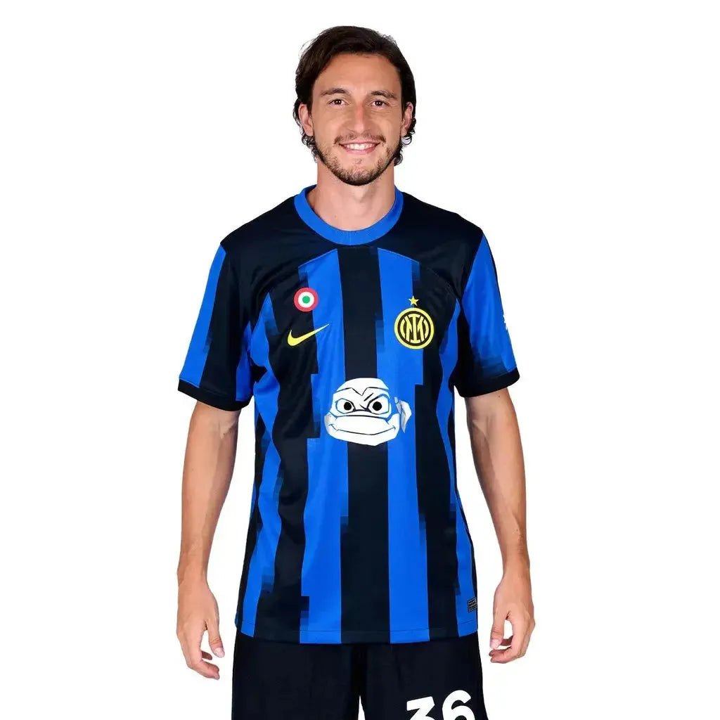 "Camisa Inter de Milão Tartarugas Ninja Home 24/25 - Torcedor Masculina Azul e Preta - Netmantos"