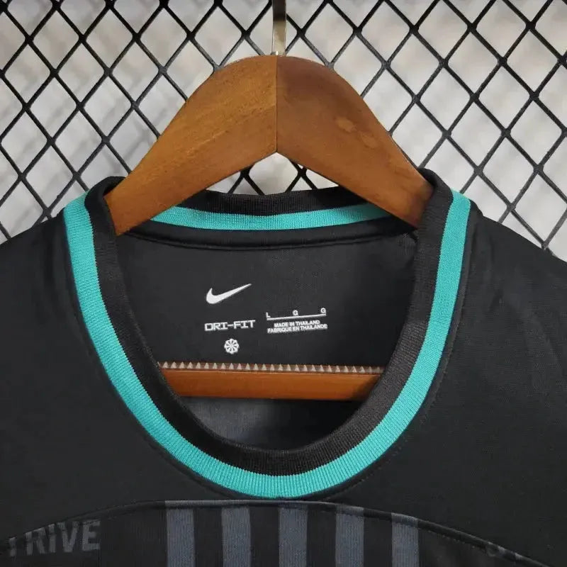 "Camisa Liverpool x Lebron James 24/25 - Torcedor Masculina Preta e Dourada - Netmantos"
