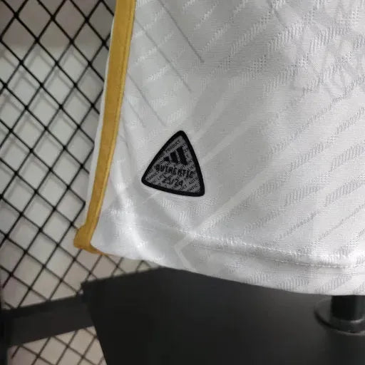 "Camisa Real Madrid Edição Especial 23/24 - Jogador Masculina Branca e Dourada - Netmantos"