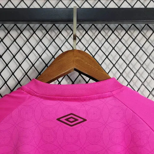 "Camisa Fluminense 23/24 - Torcedor Masculina Rosa + Patches Libertadores - Netmantos"