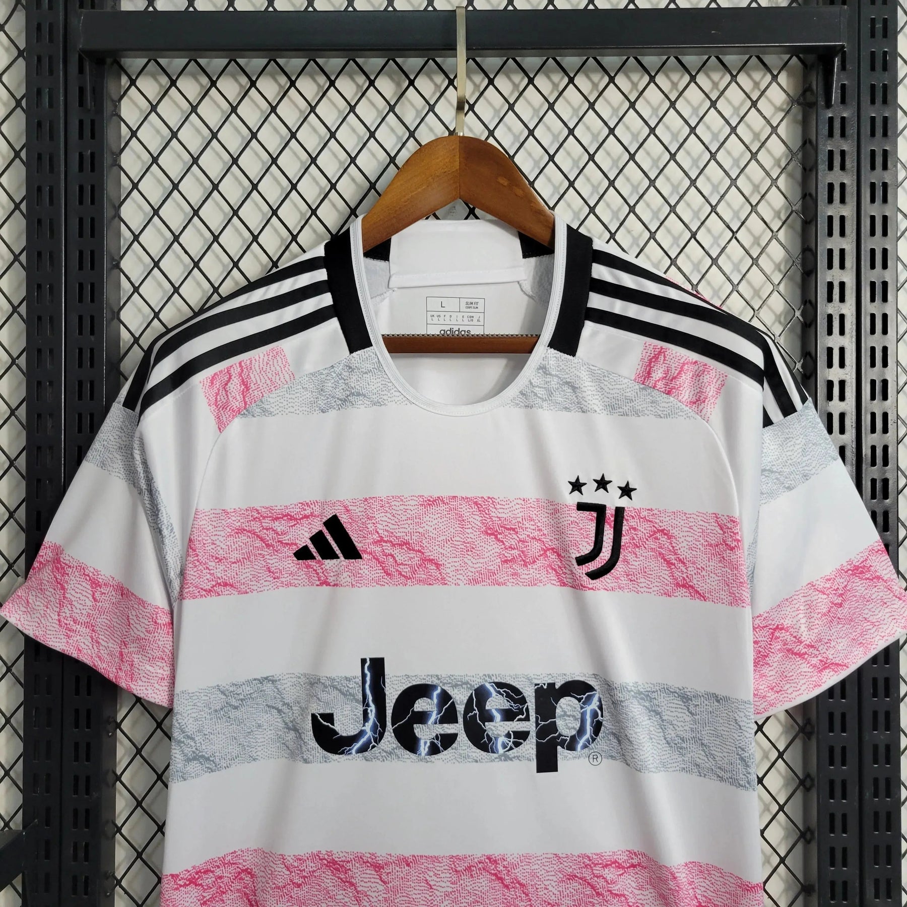 "Camisa Juventus Away 23/24 - Torcedor Masculina Branca e Rosa - Netmantos"