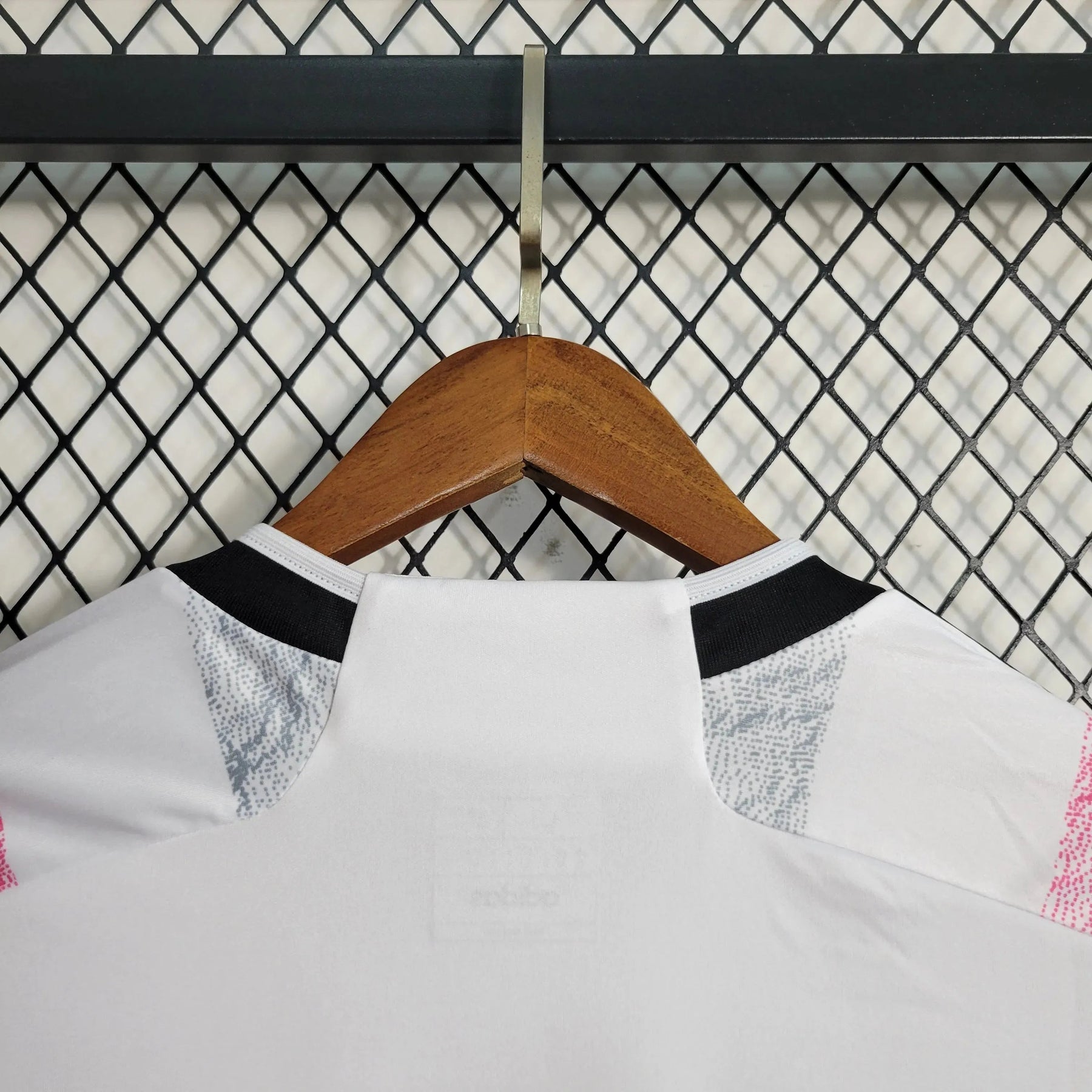 "Camisa Juventus Away 23/24 - Torcedor Masculina Branca e Rosa - Netmantos"