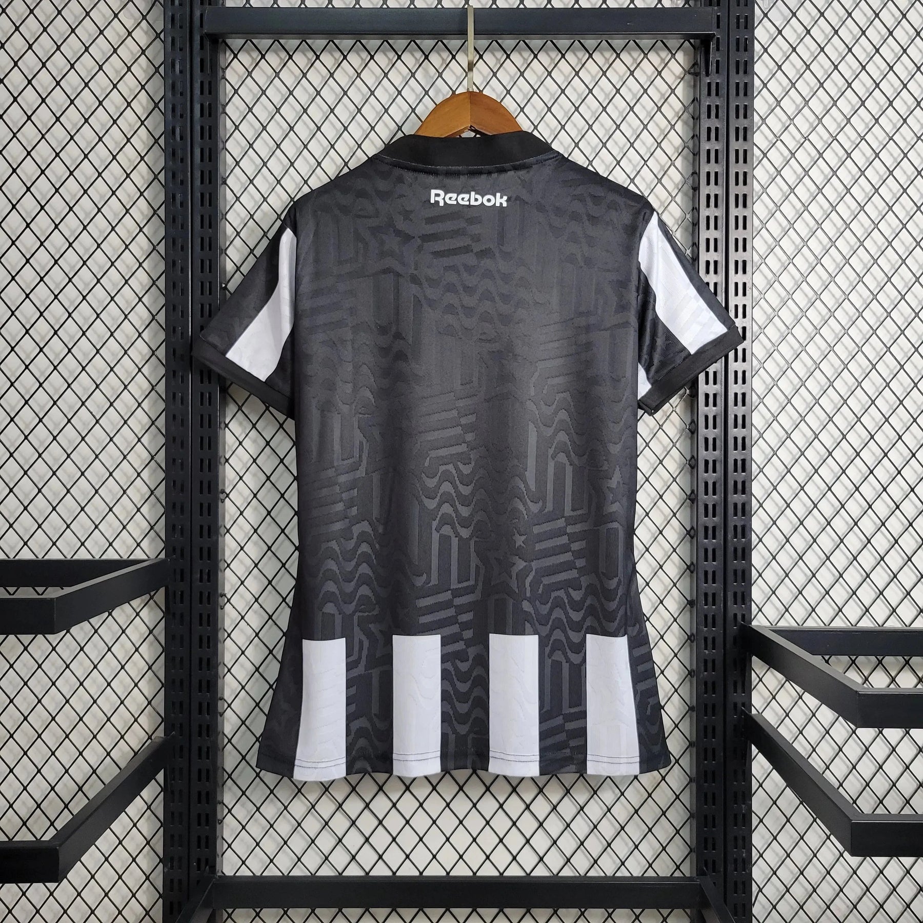 "Camisa Bota Fogo Home 23/24 - Torcedor Feminina Preta e Branca - Netmantos"