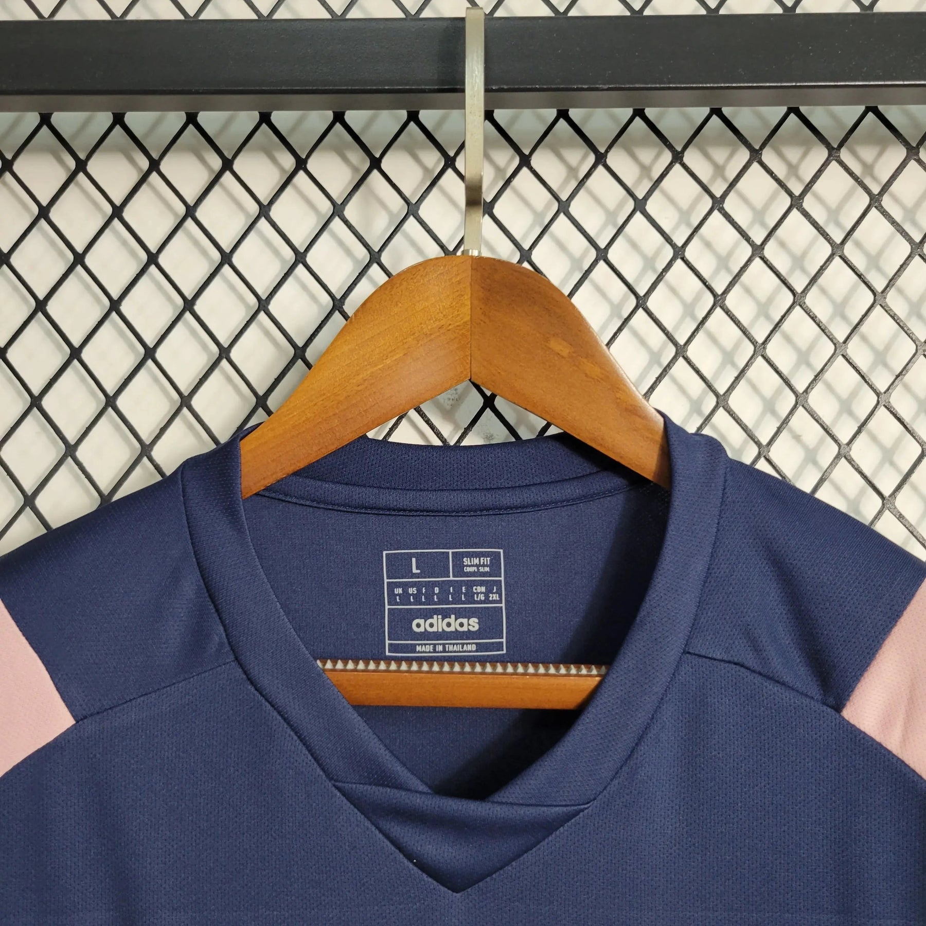 "Camisa Lyon Treino 23/24 - Torcedor Masculina Azul e Rosa - Netmantos"