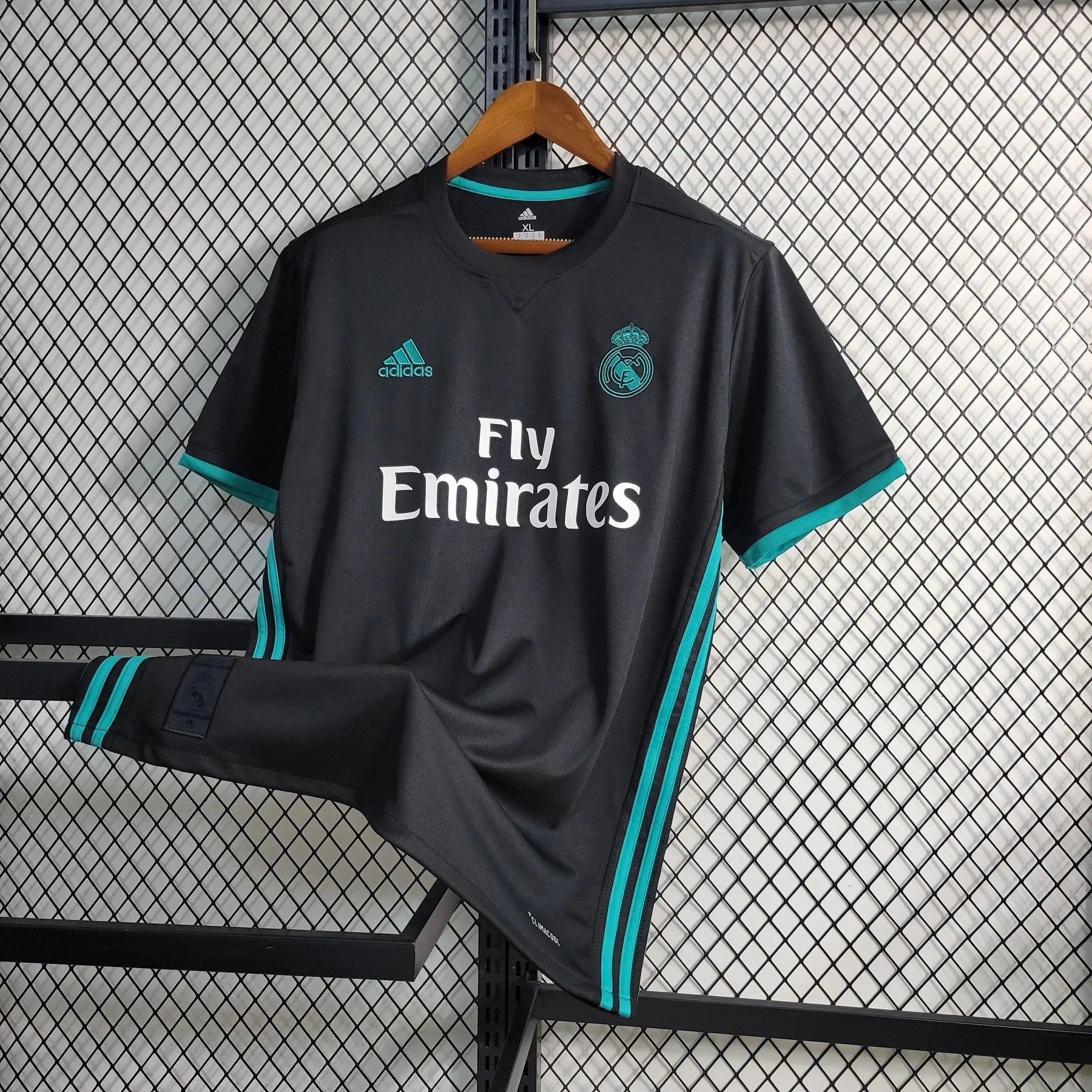 "Camisa Real Madrid Retrô Away 17/18 - Torcedor Masculina Preta e Azul - Netmantos"