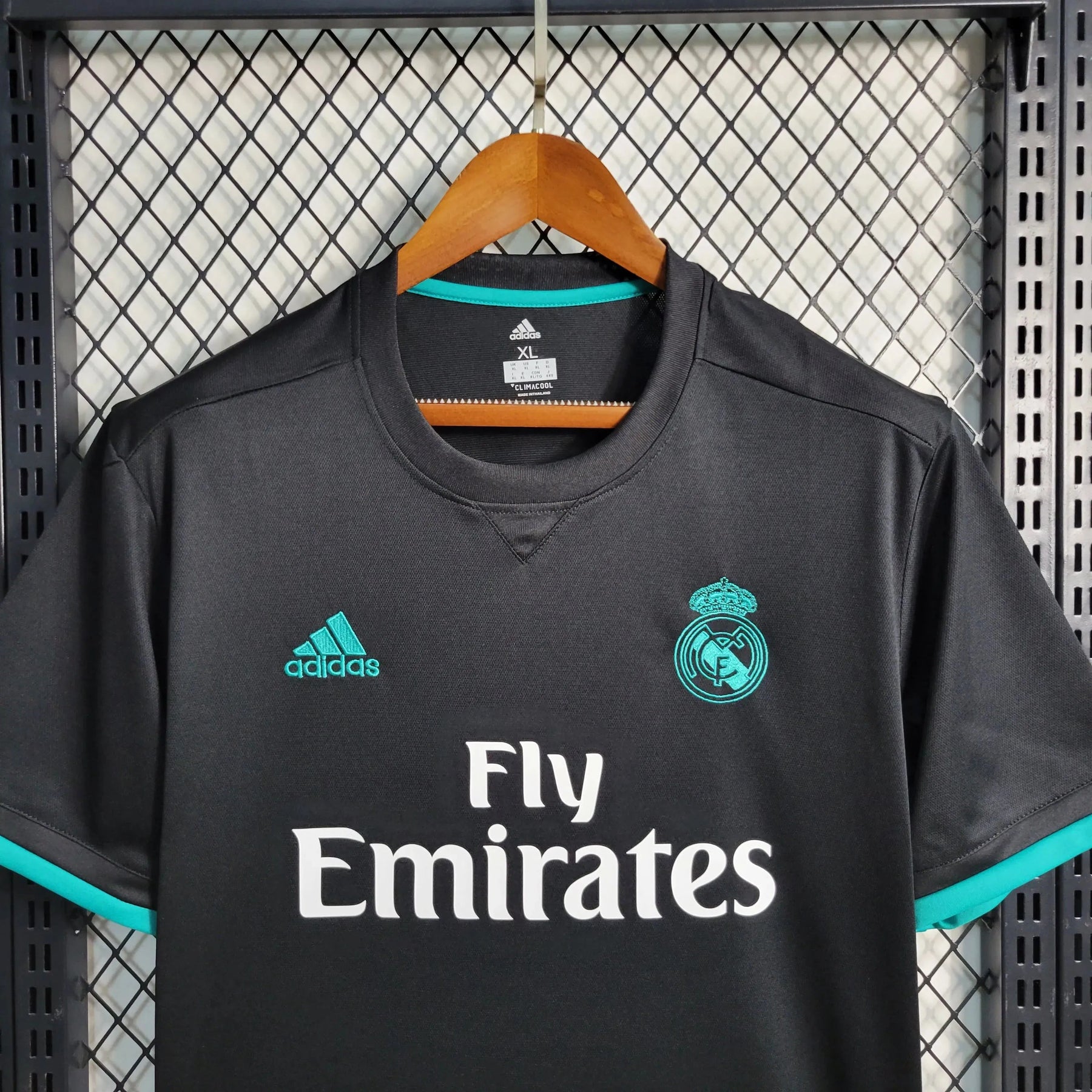 "Camisa Real Madrid Retrô Away 17/18 - Torcedor Masculina Preta e Azul - Netmantos"