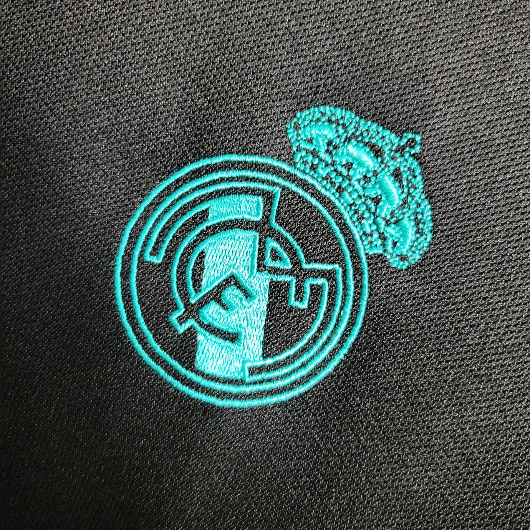 "Camisa Real Madrid Retrô Away 17/18 - Torcedor Masculina Preta e Azul - Netmantos"
