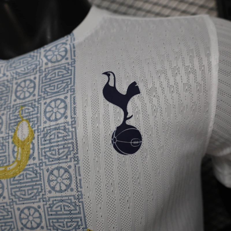 "Camisa Tottenham Cobra Dourada 25/26 - Jogador Masculina Branca - Netmantos"