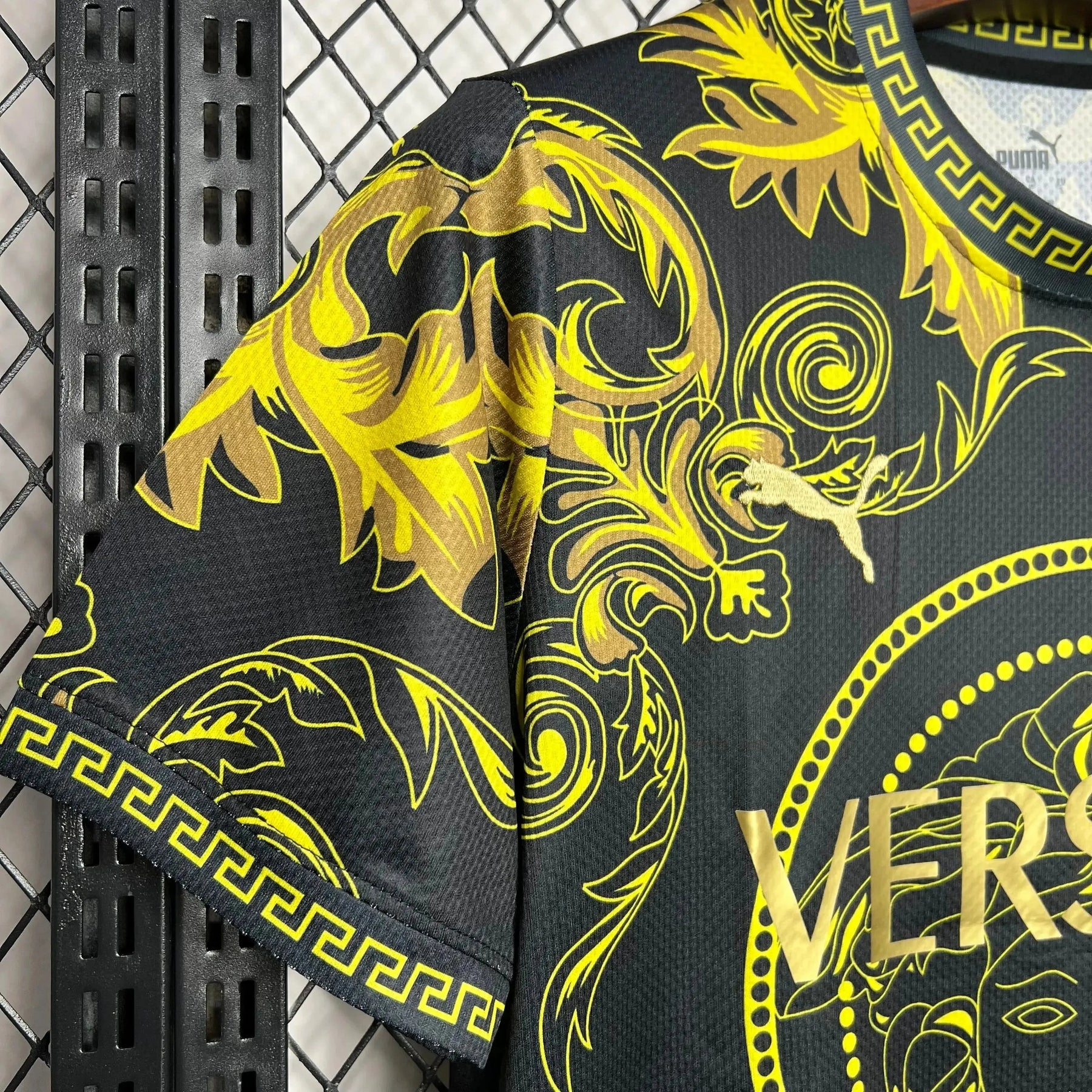 Camisa Itália x Versace 23/24- Torcedor Masculina Preta e Amarela - Netmantos