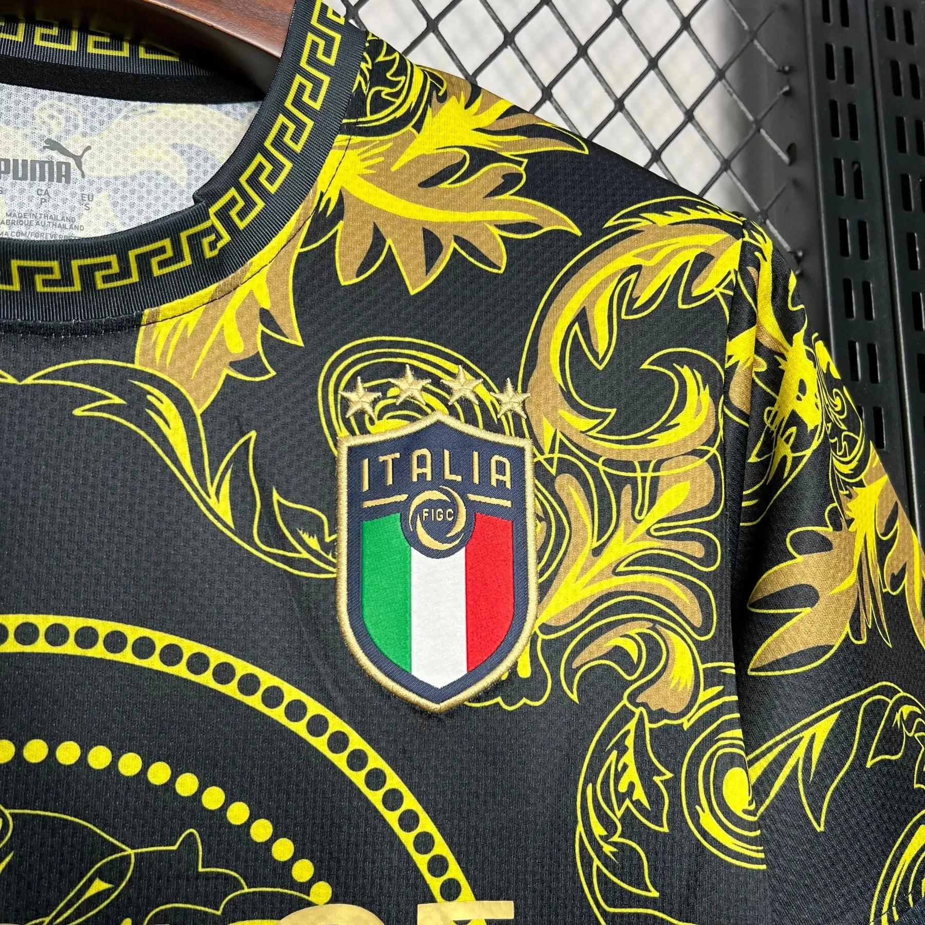 Camisa Itália x Versace 23/24- Torcedor Masculina Preta e Amarela - Netmantos