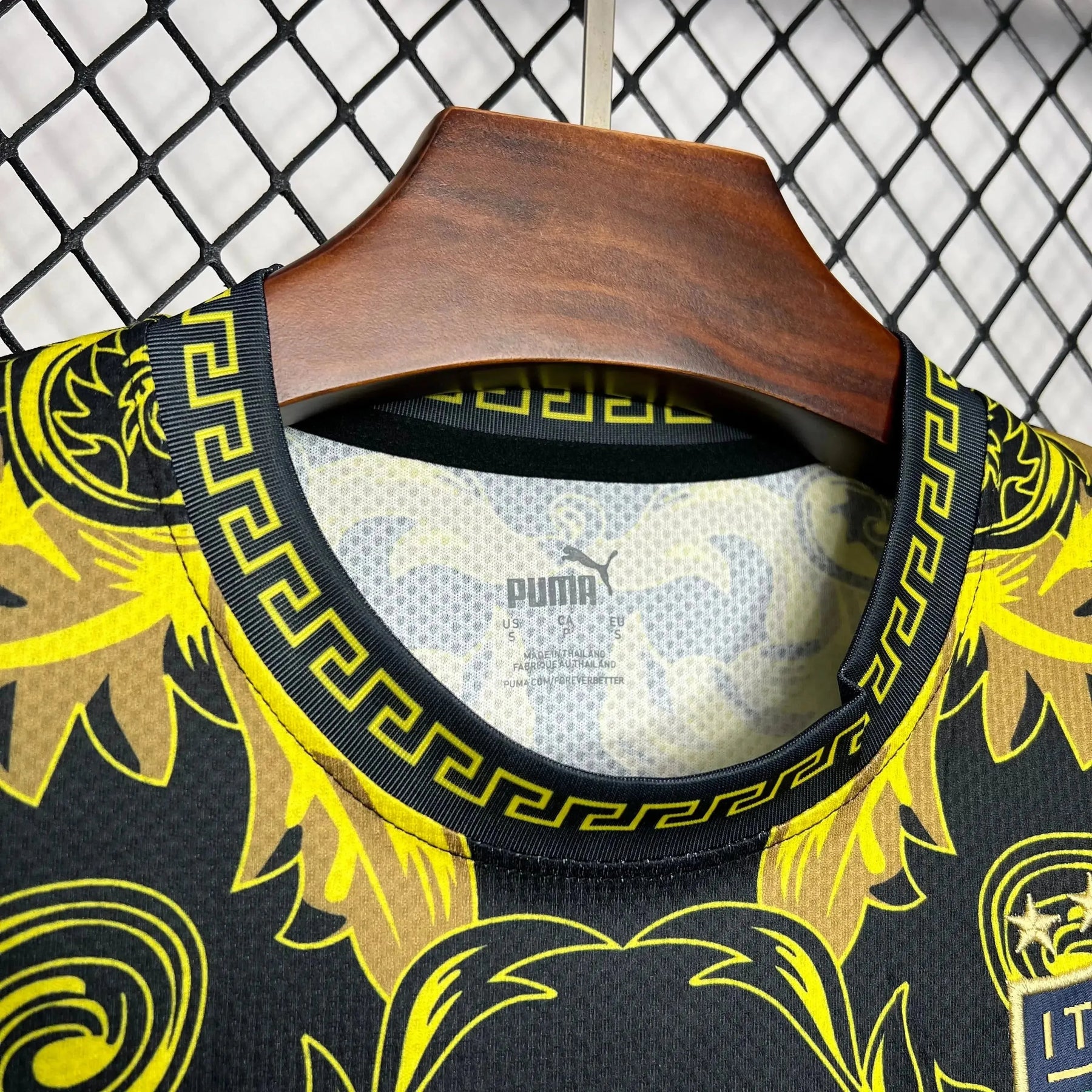 Camisa Itália x Versace 23/24- Torcedor Masculina Preta e Amarela - Netmantos