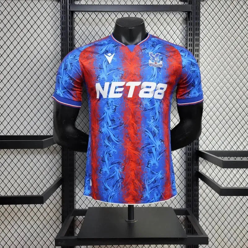 "Camisa Crystal Palace Home 24/25 - Jogador Masculina Vermelha e Azul - Netmantos"