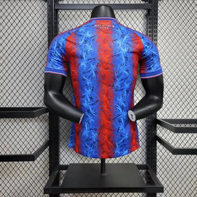 "Camisa Crystal Palace Home 24/25 - Jogador Masculina Vermelha e Azul - Netmantos"