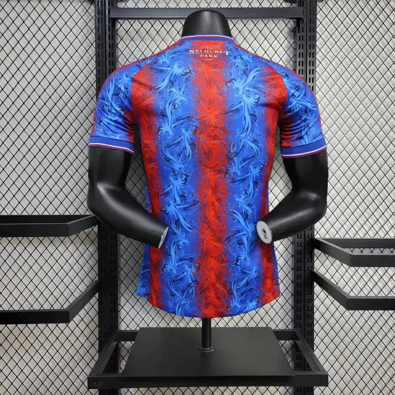 "Camisa Crystal Palace Home 24/25 - Jogador Masculina Vermelha e Azul - Netmantos"