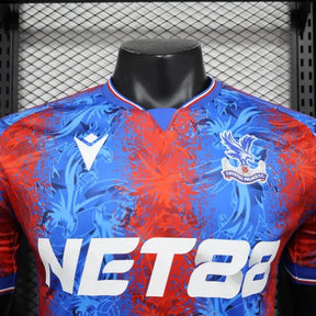 "Camisa Crystal Palace Home 24/25 - Jogador Masculina Vermelha e Azul - Netmantos"