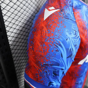 "Camisa Crystal Palace Home 24/25 - Jogador Masculina Vermelha e Azul - Netmantos"