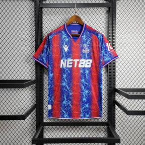 "Camisa Crystal Palace Home 24/25 - Torcedor Masculina Vermelha e Azul - Netmantos"