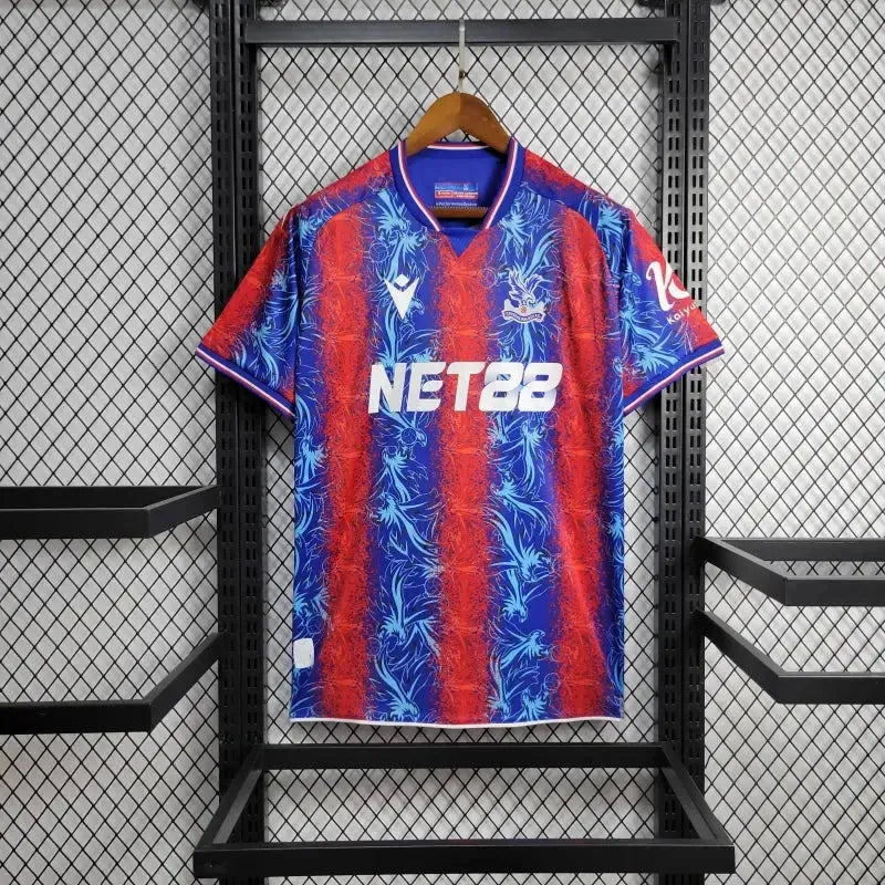 "Camisa Crystal Palace Home 24/25 - Torcedor Masculina Vermelha e Azul - Netmantos"