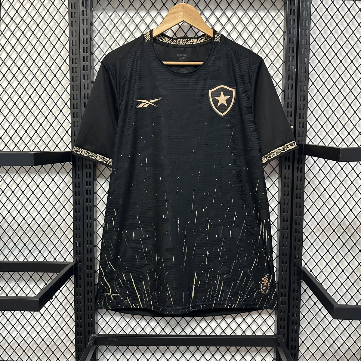 "Camisa Bota Fogo Away 24/25 - Torcedor Masculina Preta e Dourada + Patrocínios - Netmantos"