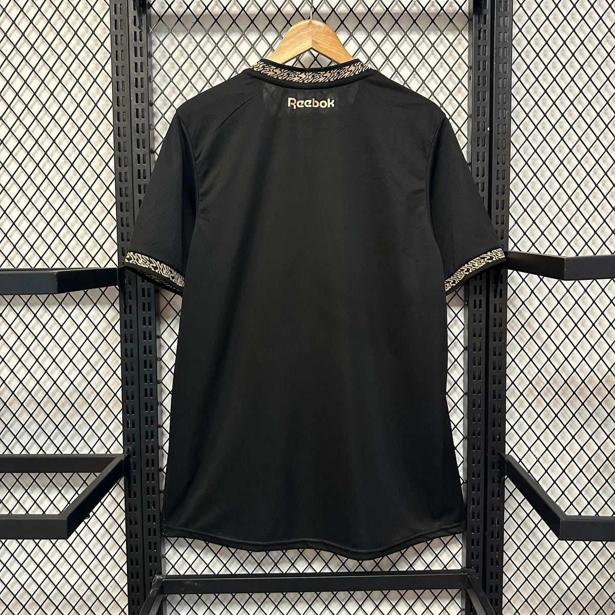 "Camisa Bota Fogo Away 24/25 - Torcedor Masculina Preta e Dourada + Patrocínios - Netmantos"