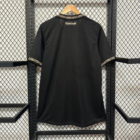 "Camisa Bota Fogo Away 24/25 - Torcedor Masculina Preta e Dourada + Patrocínios - Netmantos"