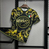 "Camisa Itália x Versace 23/24- Torcedor Masculina Preta e Amarela - Netmantos"