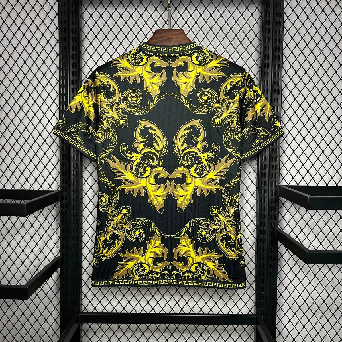 "Camisa Itália x Versace 23/24- Torcedor Masculina Preta e Amarela - Netmantos"